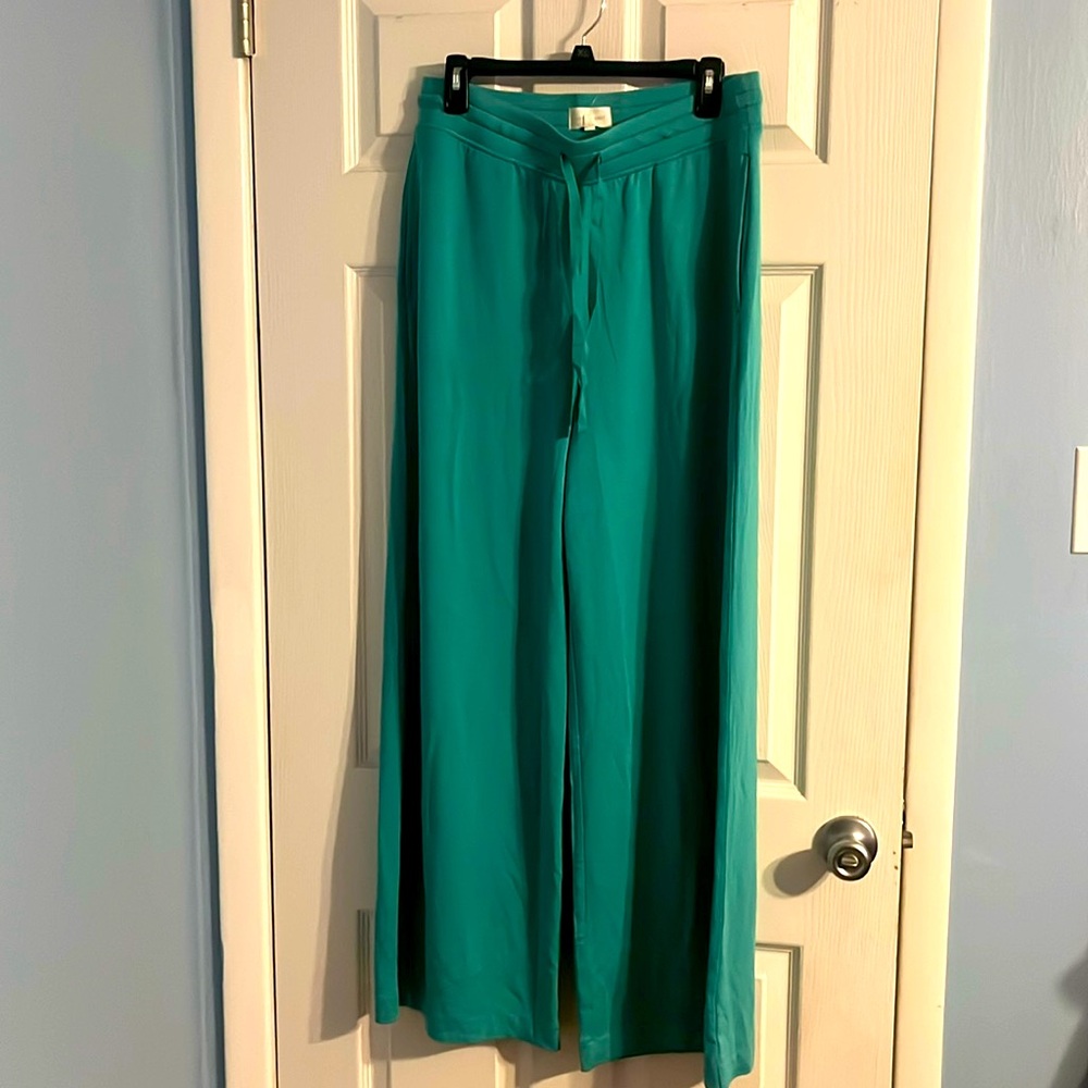 **NWT**
Turquoise blue/green Lou & Grey cozy pants from The Loft 👖